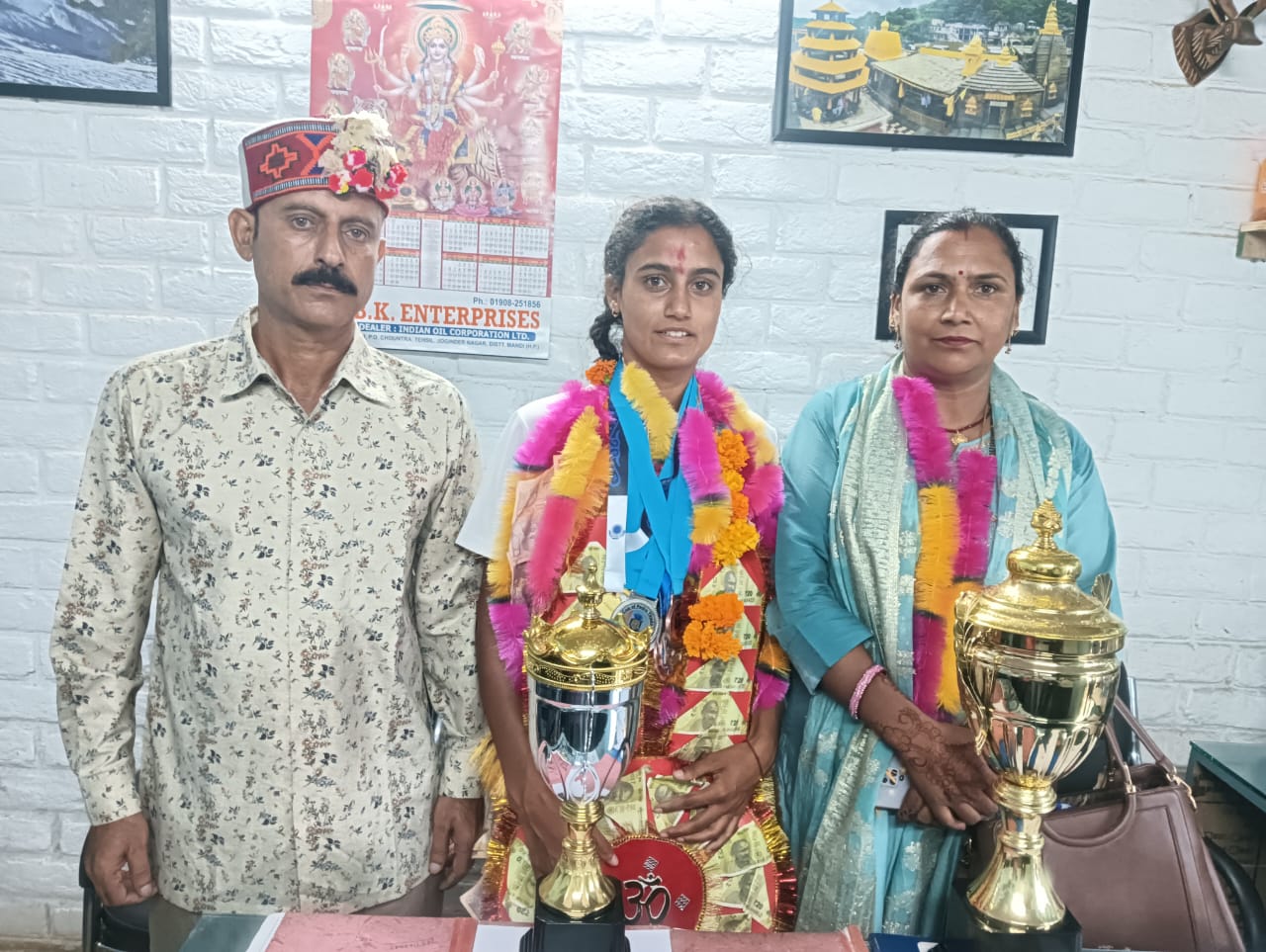 आलिशा कटोच अपने माता पिता व भाई के साथ। आलिशा कटोच अपने माता पिता व भाई के साथ।