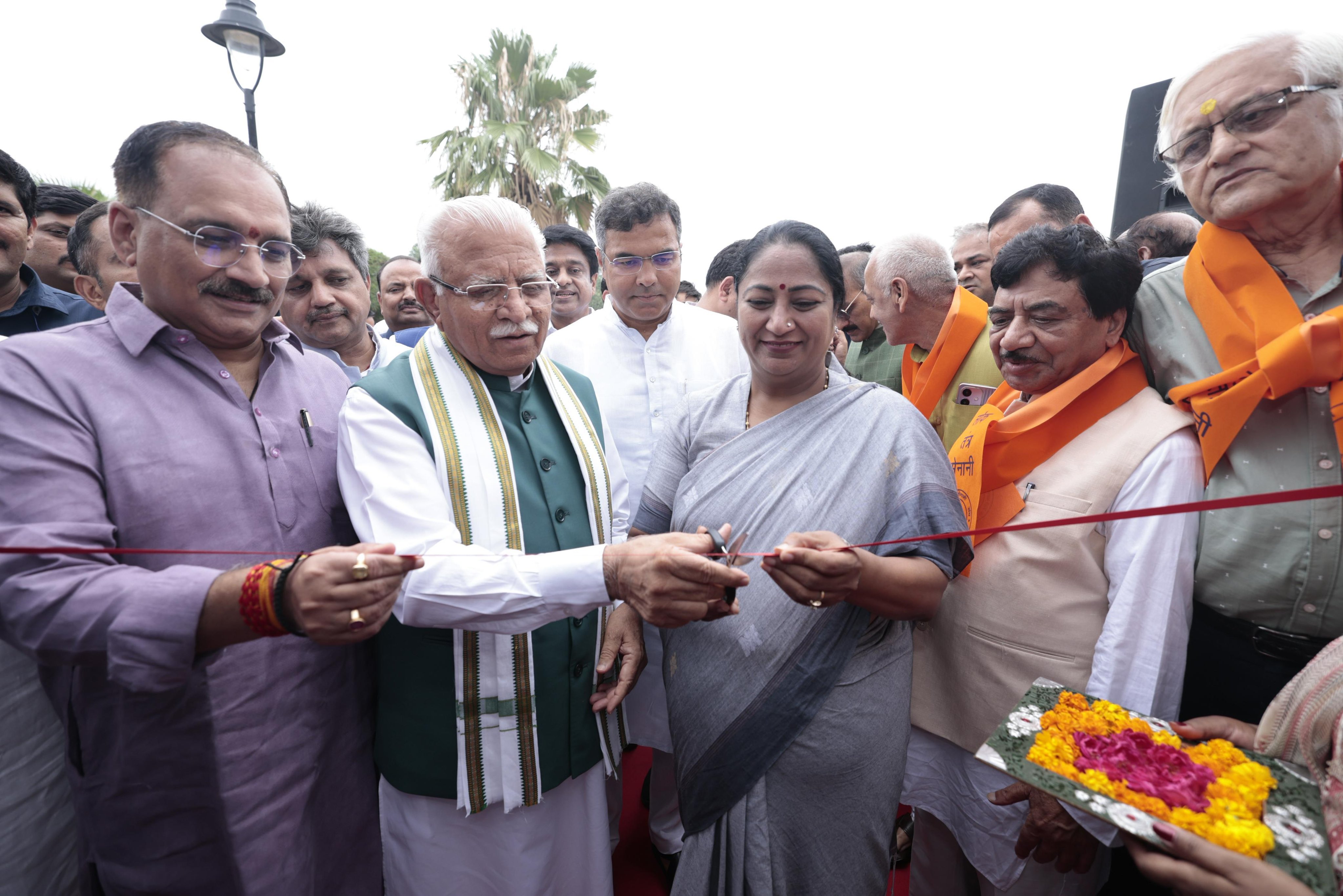 कनॉट प्लेस स्थित सेंट्रल पार्क में आयोजित विशेष प्रदर्शनी का उद्घाटन केंद्रीय मंत्री मनोहर लाल खट्टर, मुख्यमंत्री रेखा गुप्ता और दिल्ली भाजपा अध्यक्ष वीरेंद्र सचदेवा ने संयुक्त कनॉट प्लेस स्थित सेंट्रल पार्क में आयोजित विशेष प्रदर्शनी का उद्घाटन केंद्रीय मंत्री मनोहर लाल खट्टर, मुख्यमंत्री रेखा गुप्ता और दिल्ली भाजपा अध्यक्ष वीरेंद्र सचदेवा ने संयुक्त