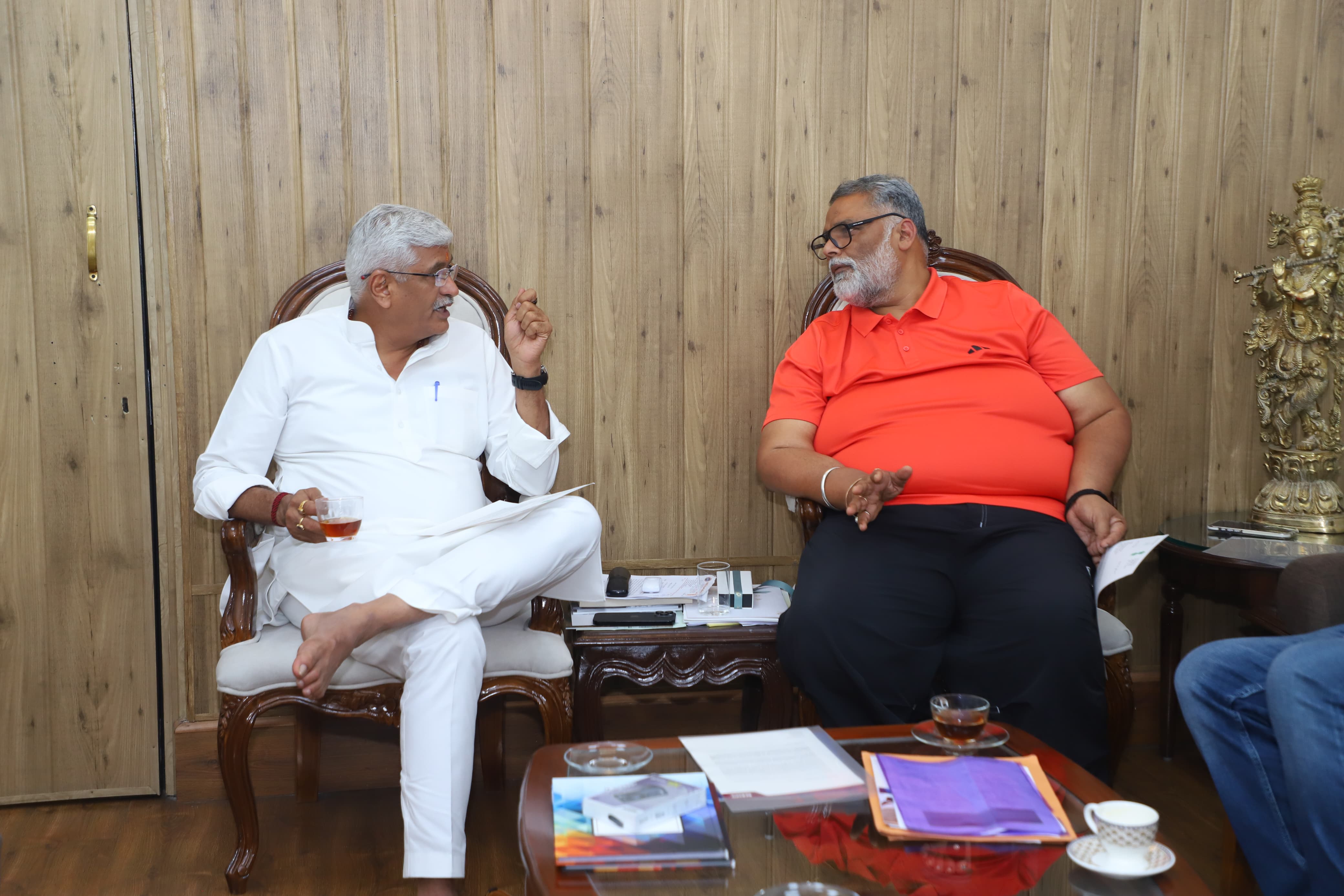 केंद्रीय मंत्री से मिलते पप्पू यादव
