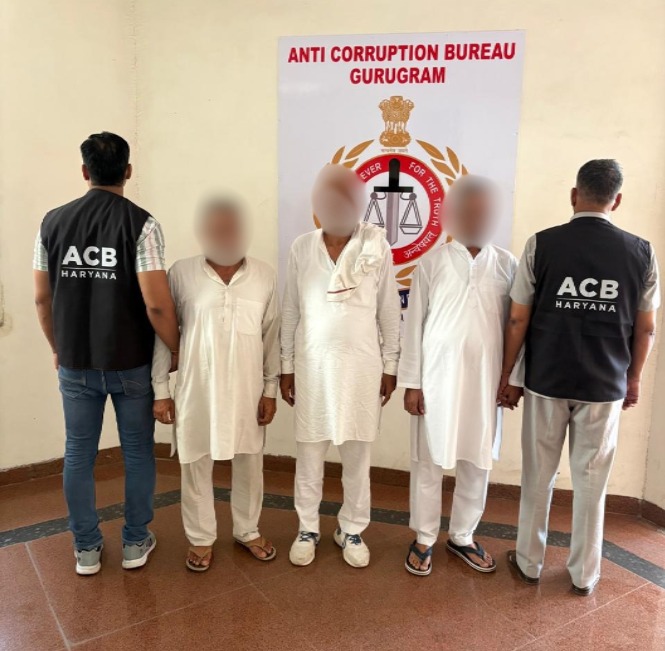 एसीबी द्वारा गिरफ्तार तीन सरकारी कर्मचारी एसीबी द्वारा गिरफ्तार तीन सरकारी कर्मचारी
