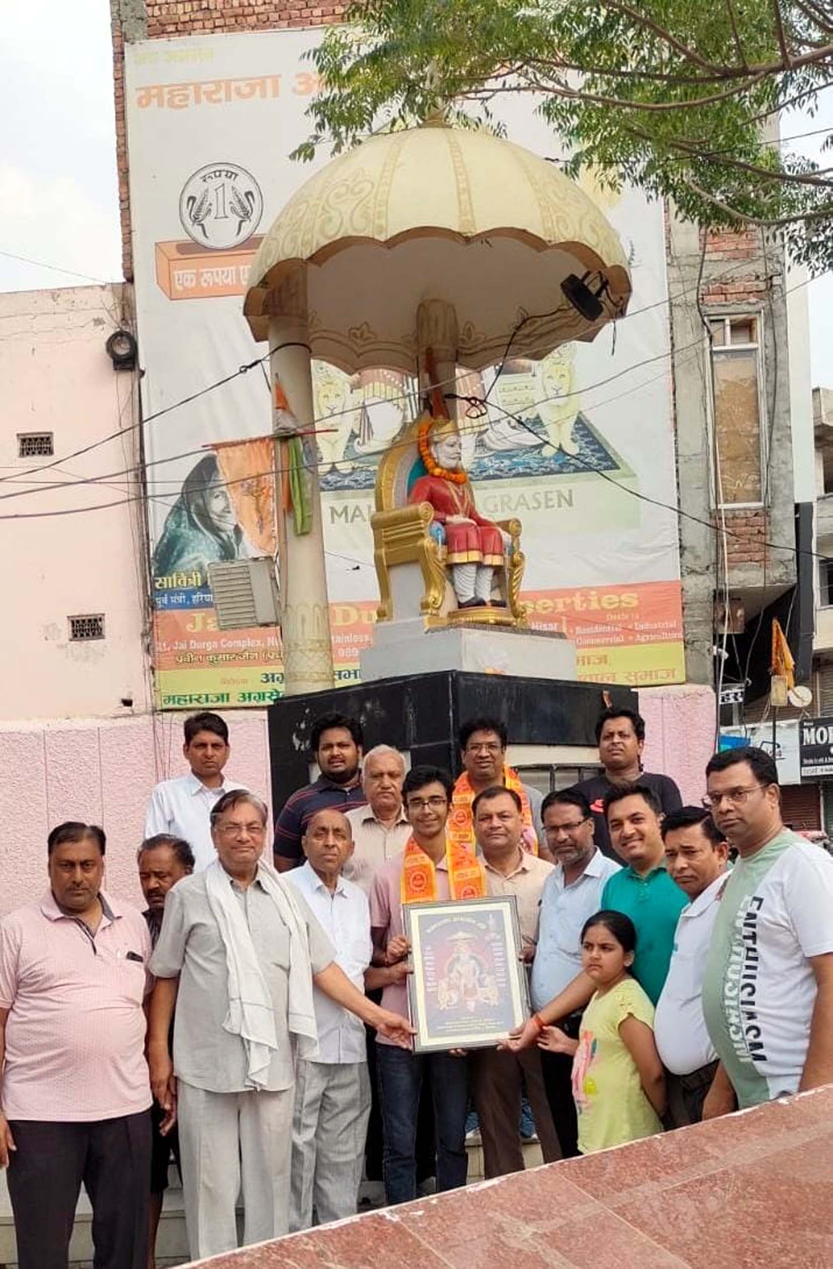 सक्षम जिंदल को स्मृति चिह्न देते अग्र बंधु। सक्षम जिंदल को स्मृति चिह्न देते अग्र बंधु।