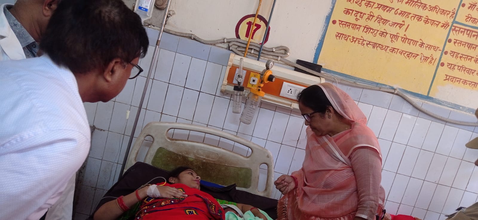 जिला अस्पताल में मरीजों का हाल लेते हुए महिला आयोग की सदस्य गीता बिंद जिला अस्पताल में मरीजों का हाल लेते हुए महिला आयोग की सदस्य गीता बिंद