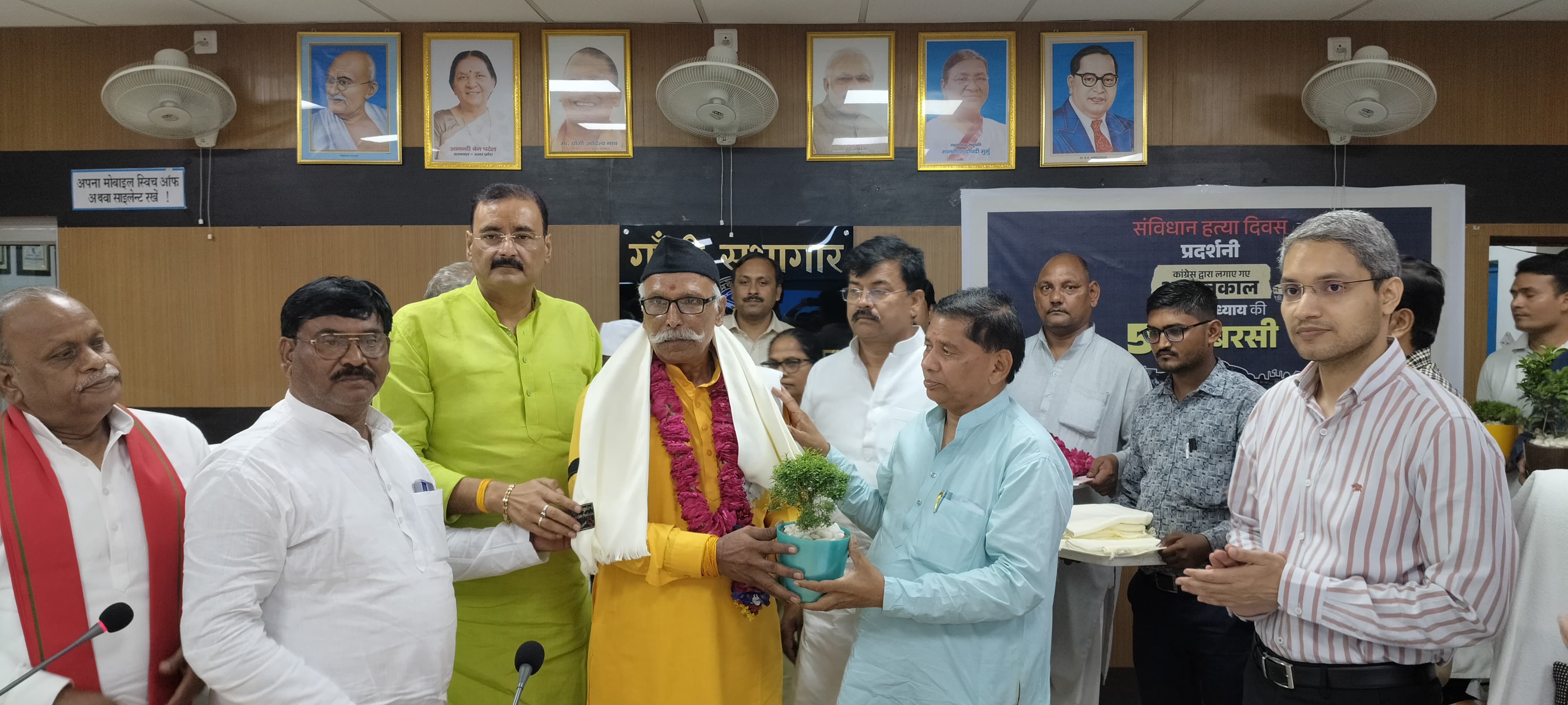 लोकतंत्र सेनानियों के सम्मानित करते विधायक व जिलाधिकारी लोकतंत्र सेनानियों के सम्मानित करते विधायक व जिलाधिकारी