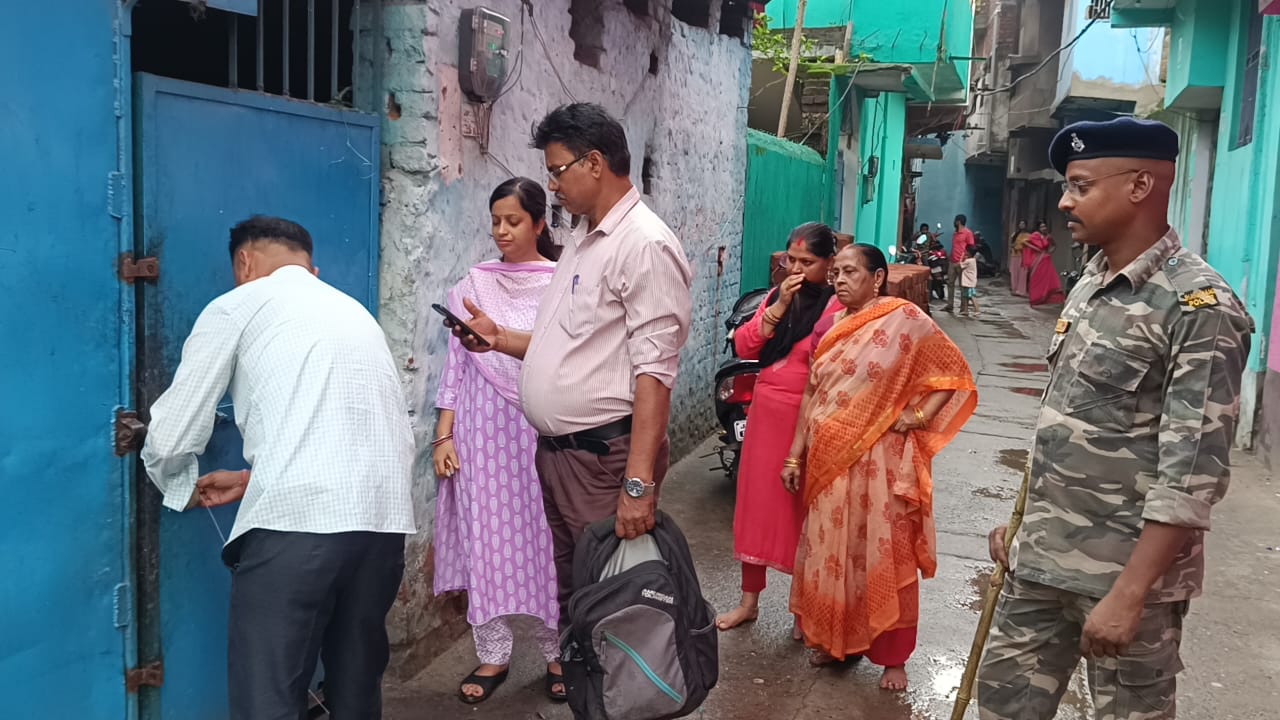 छापामारी करते अधिकारी छापामारी करते अधिकारी