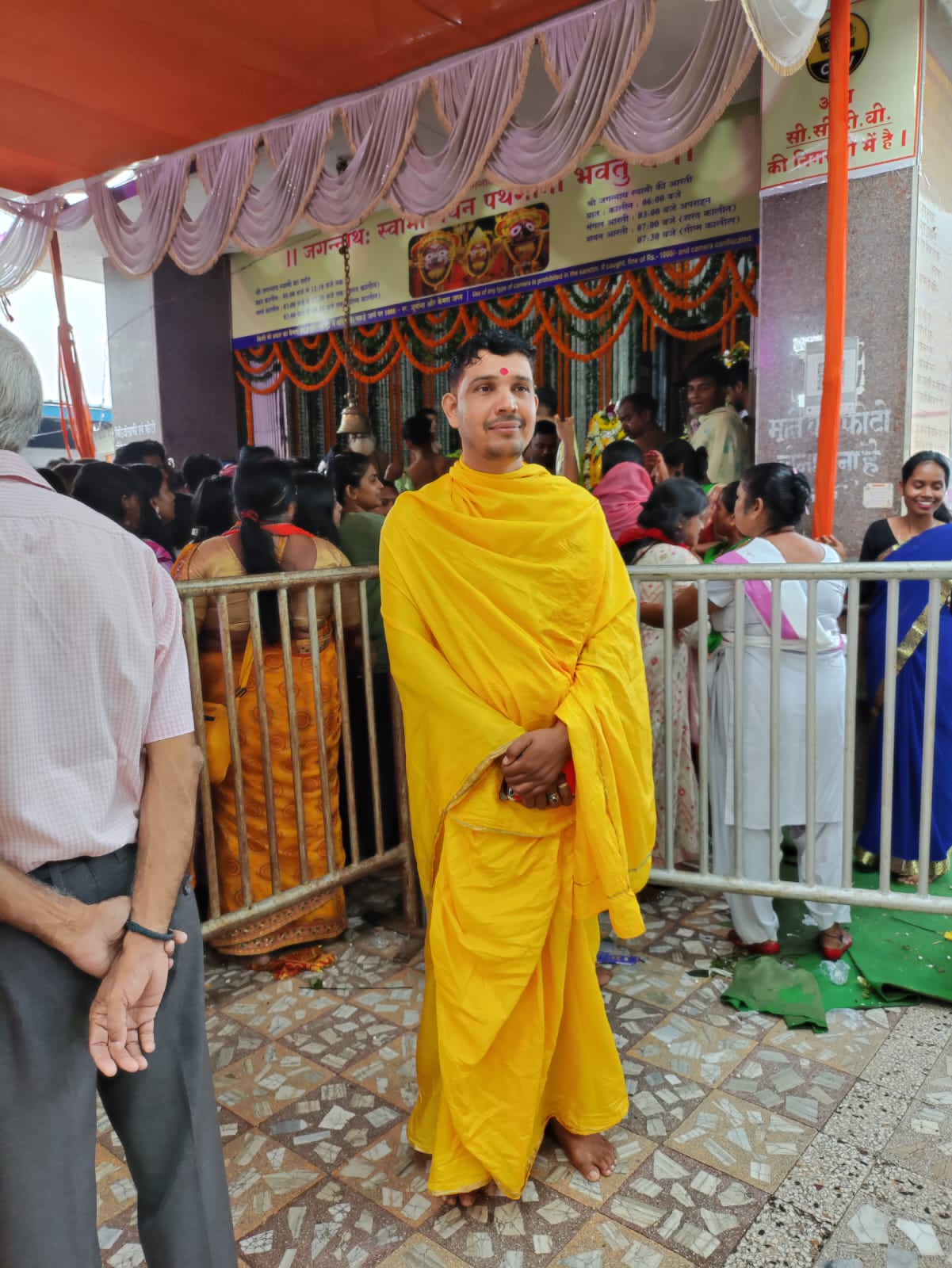 जगन्नाथपुर मंदिर में सेवक सुधांशुनाथ शहदेव की तस्वीर जगन्नाथपुर मंदिर में सेवक सुधांशुनाथ शहदेव की तस्वीर
