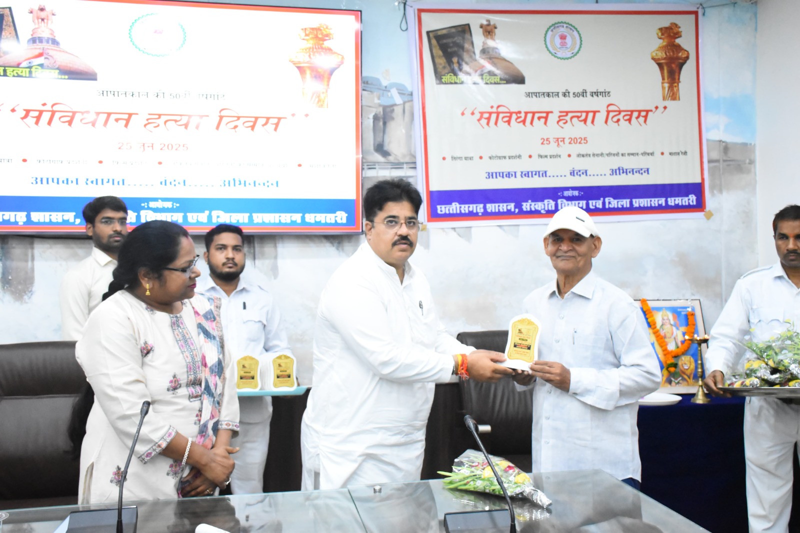 मीसाबंदियों को सम्मानित करते हुए महापौर रामू रोहरा। मीसाबंदियों को सम्मानित करते हुए महापौर रामू रोहरा।