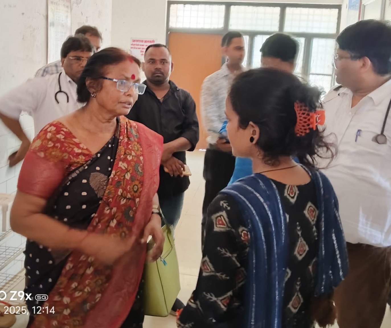 पीड़िता से बात करती राज्य महिला आयोग की सदस्य नीलम प्रभात। पीड़िता से बात करती राज्य महिला आयोग की सदस्य नीलम प्रभात।