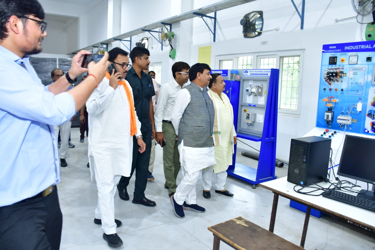 आई टी आई मे मंत्री जी निरीक्षण करते हुए आई टी आई मे मंत्री जी निरीक्षण करते हुए