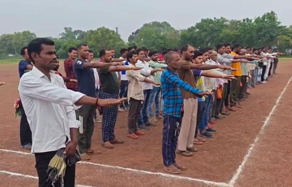 रूद्री पुलिस मैदान में जिलेभर के गुंडा-बदमाश अपराध नहीं करने शपथ लेते हुए।