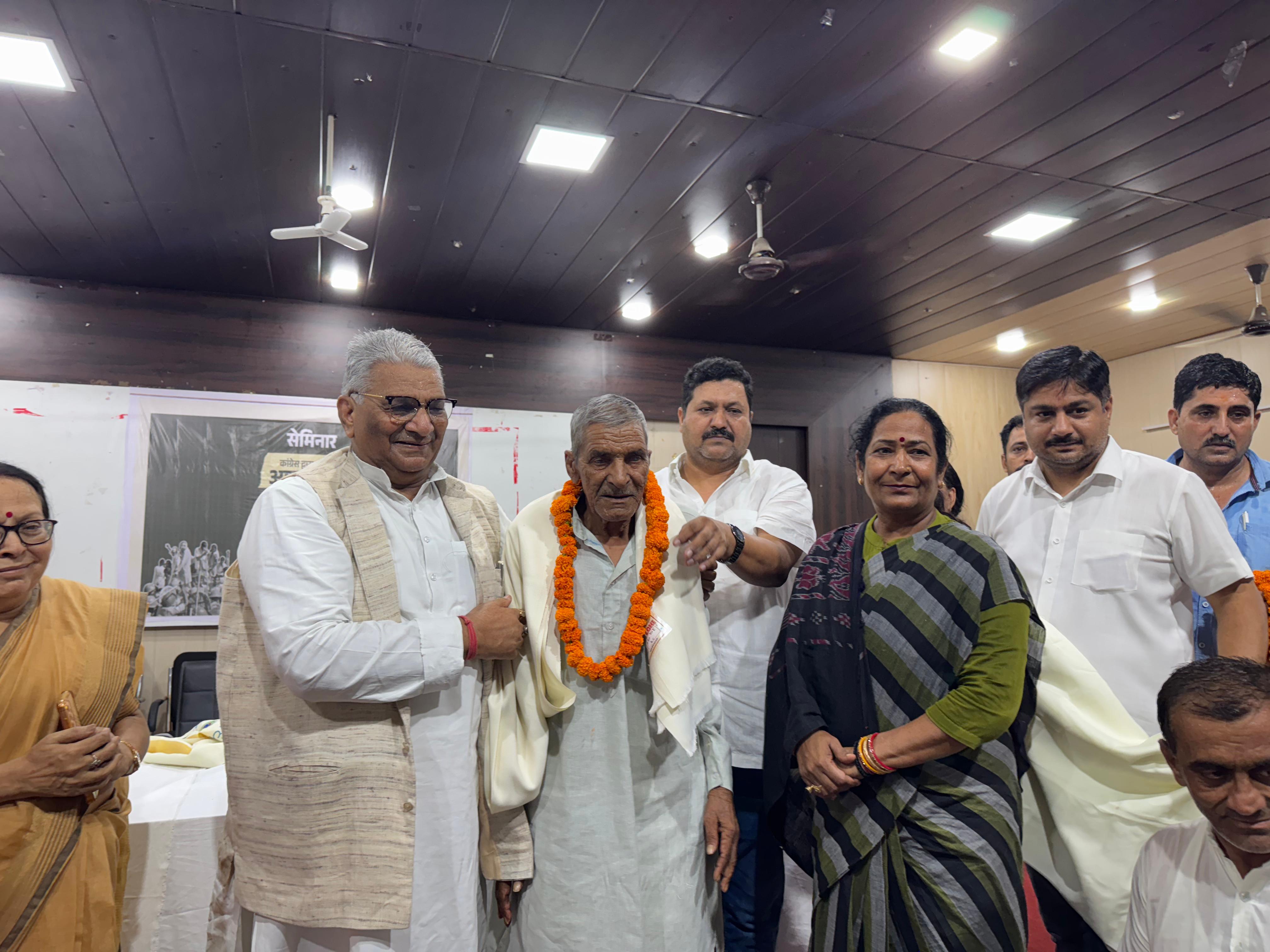 लोकतंत्र सैनानी का सम्मान करते हुए लोकतंत्र सैनानी का सम्मान करते हुए