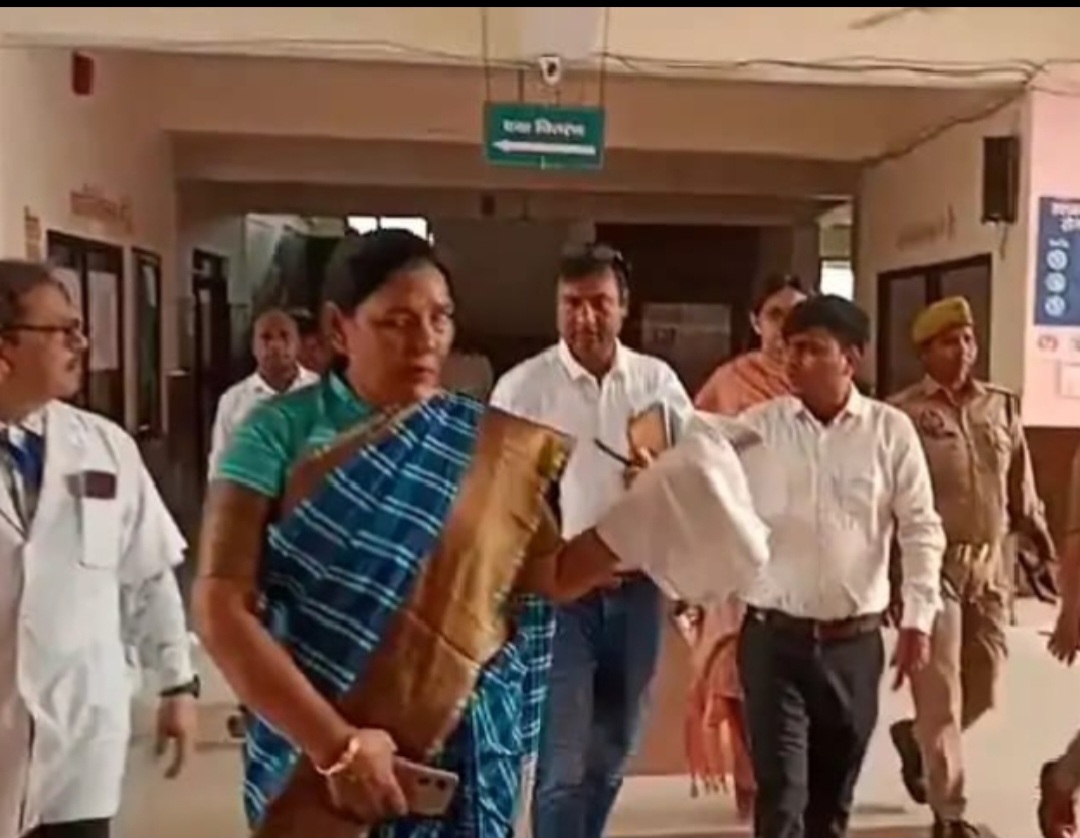 कन्नौज: जिला अस्पताल की व्यवस्था से असंतुष्ट नजर आया महिला आयोग कन्नौज: जिला अस्पताल की व्यवस्था से असंतुष्ट नजर आया महिला आयोग