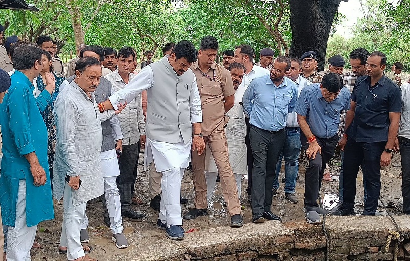गुना में दुर्घटना स्थल पहुंचे प्रभारी मंत्री राजपूत गुना में दुर्घटना स्थल पहुंचे प्रभारी मंत्री राजपूत