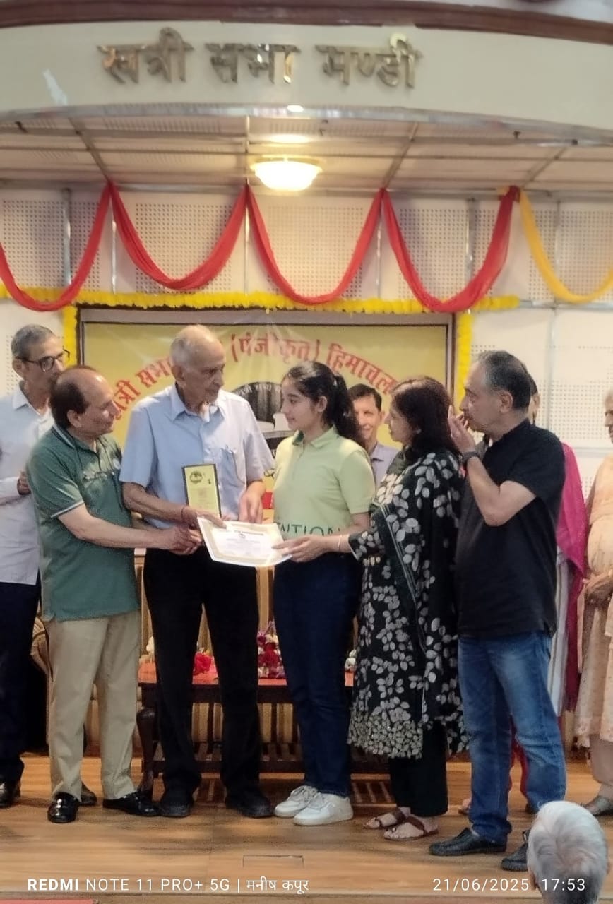 मेधावी छात्रों को सम्मानित करते हुए खत्री सभा के पदाधिकारी। मेधावी छात्रों को सम्मानित करते हुए खत्री सभा के पदाधिकारी।