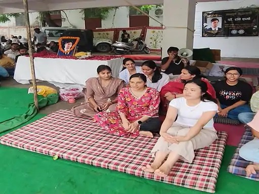 हॉस्टल में करंट से डॉक्टर की मौत का मामला : सातवें दिन भी हड़ताल जारी, चार भूख हड़ताल पर हॉस्टल में करंट से डॉक्टर की मौत का मामला : सातवें दिन भी हड़ताल जारी, चार भूख हड़ताल पर