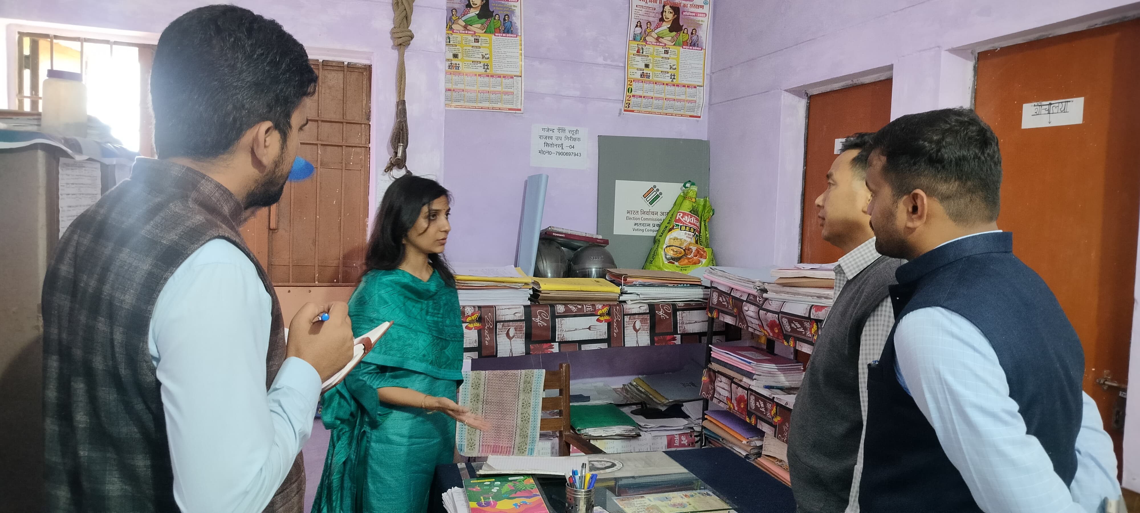 पौड़ी खोला चोरी में स्थित राजस्व निरीक्षक कार्यालय व पटवारी चौकी का औचक निरीक्षण करती डीएम पौड़ी खोला चोरी में स्थित राजस्व निरीक्षक कार्यालय व पटवारी चौकी का औचक निरीक्षण करती डीएम