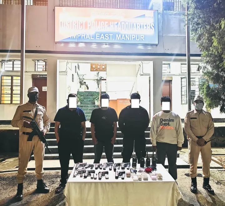 मणिपुर में हथियारों के साथ गिरफ्तार लोगों की तस्वीर। मणिपुर में हथियारों के साथ गिरफ्तार लोगों की तस्वीर।