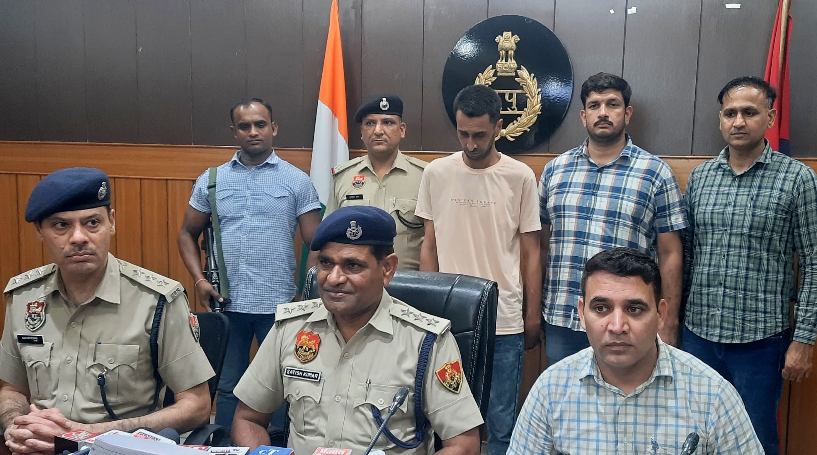 पानीपत में फर्जी डीएसपी बनकर लूटने वाले सुमित अहूजा की जानकारी देते डीएसपी सतीश वत्स पानीपत में फर्जी डीएसपी बनकर लूटने वाले सुमित अहूजा की जानकारी देते डीएसपी सतीश वत्स