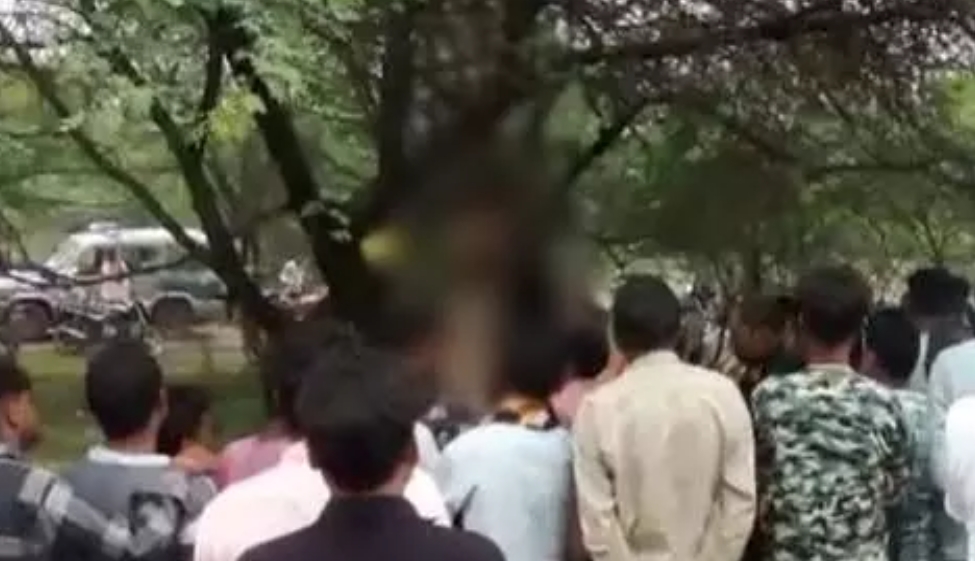 बबूल के पेड़ में युवक-युवती ने फांसी लगाकर दी जान, जांच में।जुटी पुलिस बबूल के पेड़ में युवक-युवती ने फांसी लगाकर दी जान, जांच में।जुटी पुलिस