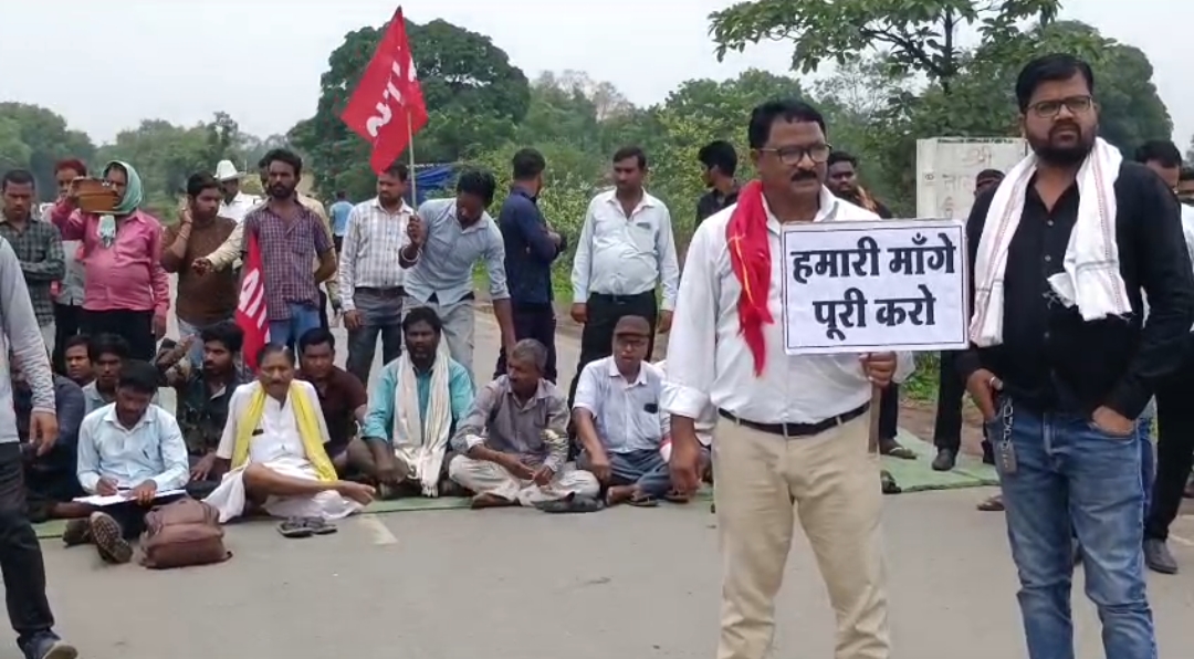 जांजगीर-चांपा : मडवा ताप विद्युत संयंत्र के भू-स्थापितों ने किया चक्का जाम, लंबे समय से चल रही हड़ताल के बाद बड़ा आंदोलन जांजगीर-चांपा : मडवा ताप विद्युत संयंत्र के भू-स्थापितों ने किया चक्का जाम, लंबे समय से चल रही हड़ताल के बाद बड़ा आंदोलन