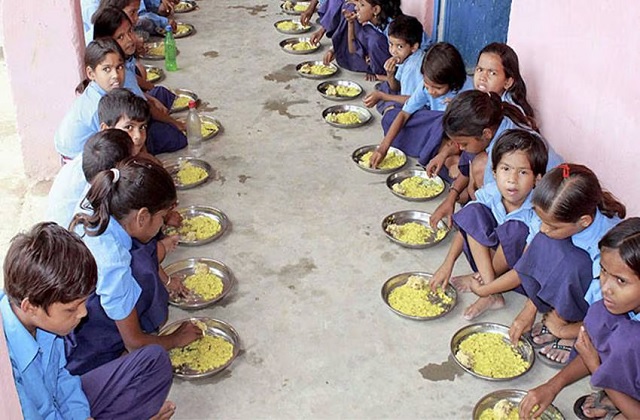 मध्याह्न भोजन करते बच्चे मध्याह्न भोजन करते बच्चे
