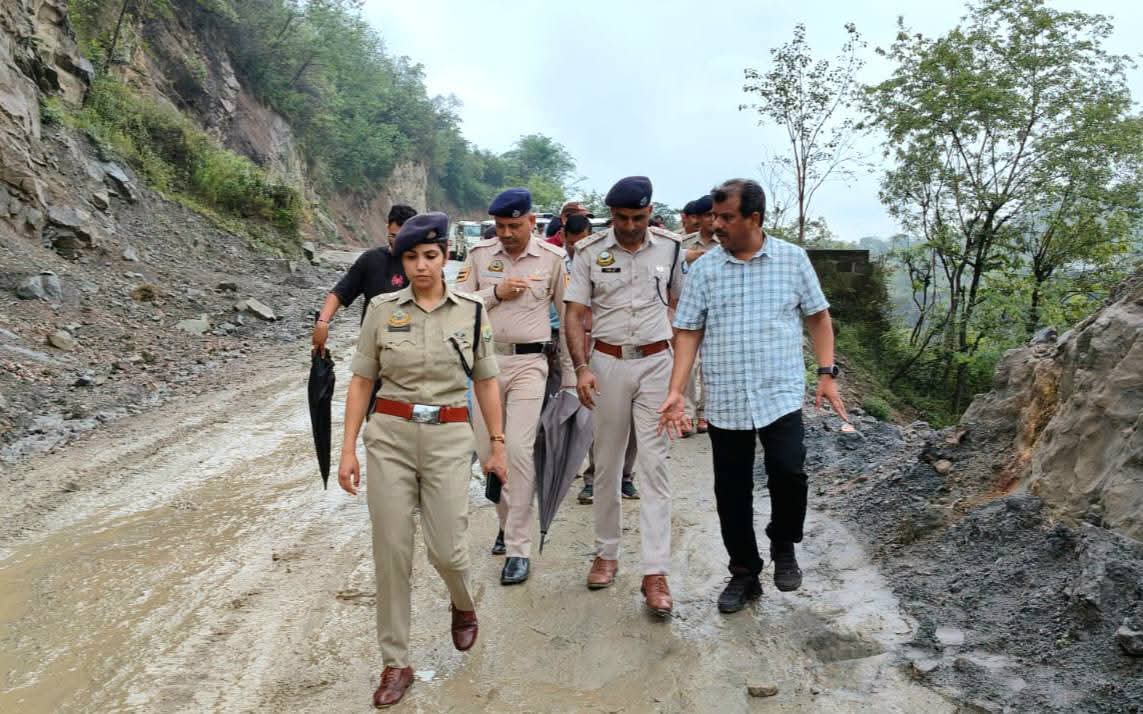 मंडी के पाड़छु में पहुंचे पुलिस प्रशासन के अधिकार मंडी के पाड़छु में पहुंचे पुलिस प्रशासन के अधिकार