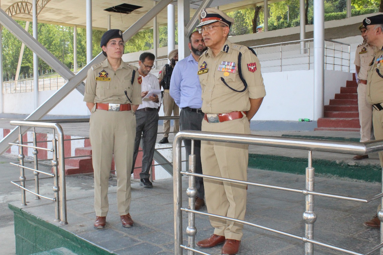 एडीजीपी सशस्त्र ने एपीसी ज़ेवान में सीमा और महिला बटालियनों के कामकाज की समीक्षा की एडीजीपी सशस्त्र ने एपीसी ज़ेवान में सीमा और महिला बटालियनों के कामकाज की समीक्षा की