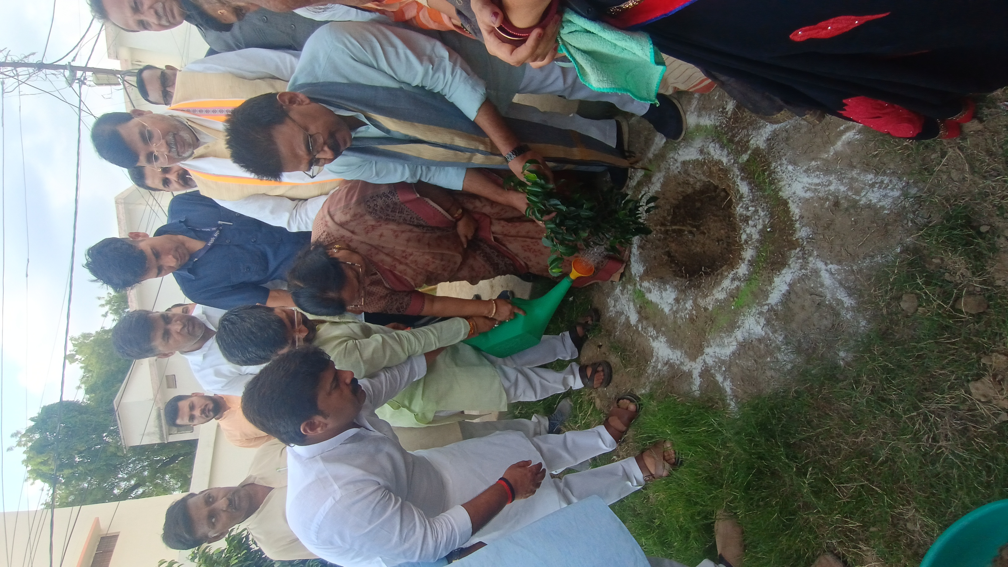 वृक्षा रोपण करते हुए बेबी रानी मौर्य वृक्षा रोपण करते हुए बेबी रानी मौर्य
