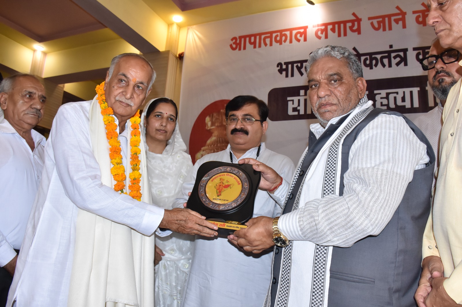 संविधान हत्या दिवस पर आपातकाल पीड़ितों को सम्मानित करते मंत्री कृष्ण लाल पंवार। संविधान हत्या दिवस पर आपातकाल पीड़ितों को सम्मानित करते मंत्री कृष्ण लाल पंवार।