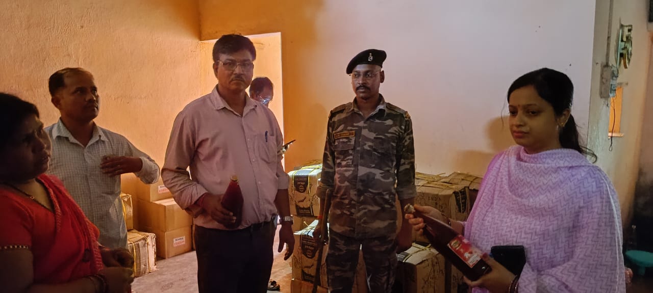 जांच करते अधिकारी जांच करते अधिकारी
