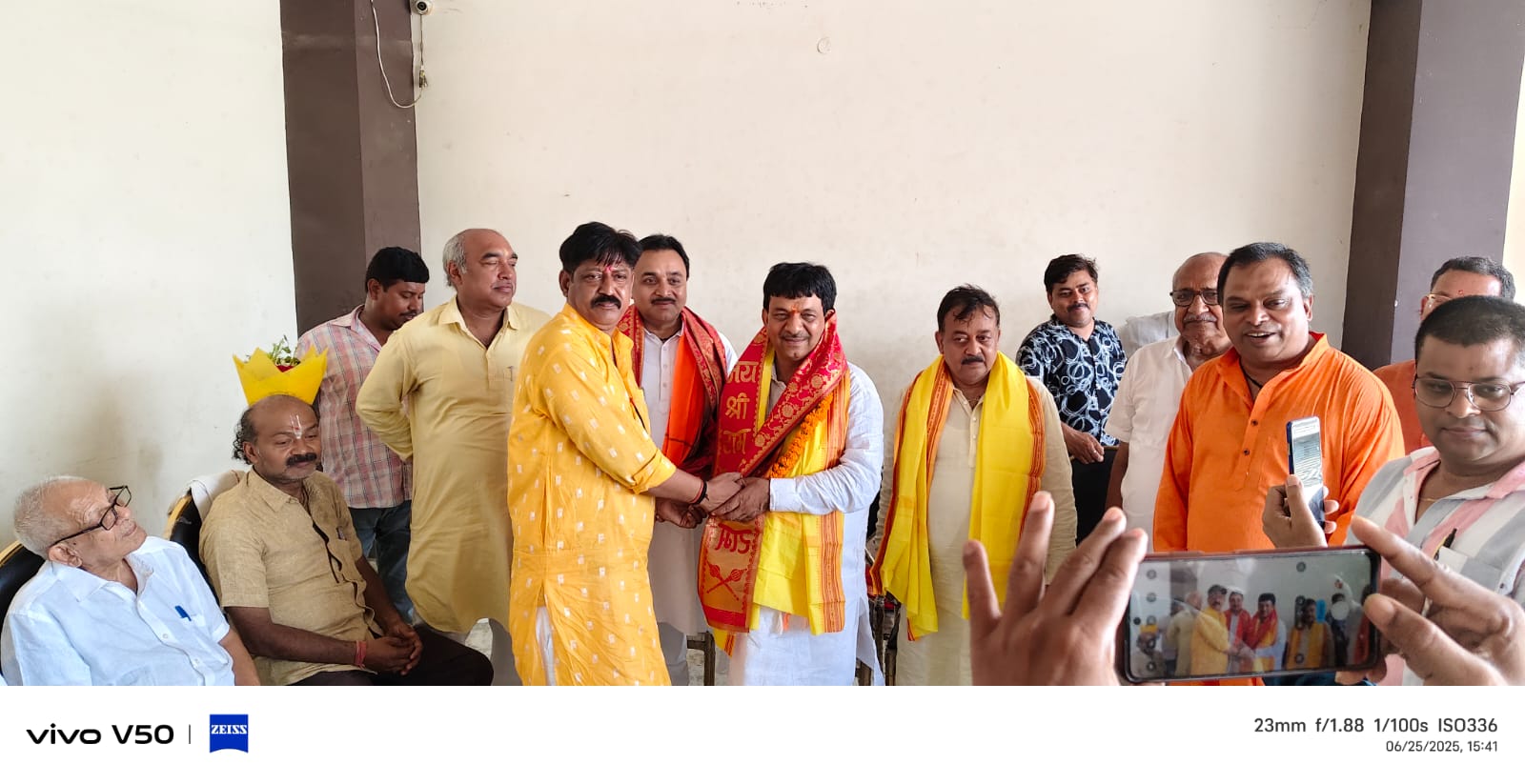 सम्मानित करते मंत्री सम्मानित करते मंत्री