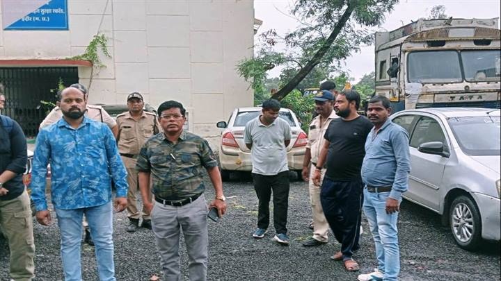 इंदौरः निजी वाहनों के व्यावसायिक उपयोग पर बड़ी कार्रवाई, आरटीओ की टीम ने यात्री बन जप्त की कई कारें इंदौरः निजी वाहनों के व्यावसायिक उपयोग पर बड़ी कार्रवाई, आरटीओ की टीम ने यात्री बन जप्त की कई कारें