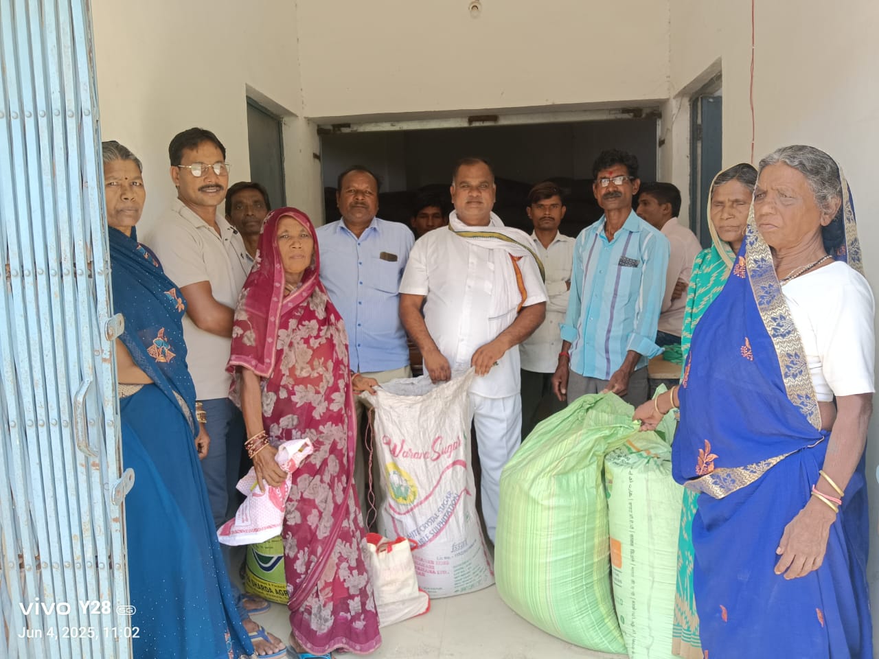 राशन कार्ड धारकों क़ो तीन महीने का एकमुश्त चावल दिया जा रहा है राशन कार्ड धारकों क़ो तीन महीने का एकमुश्त चावल दिया जा रहा है