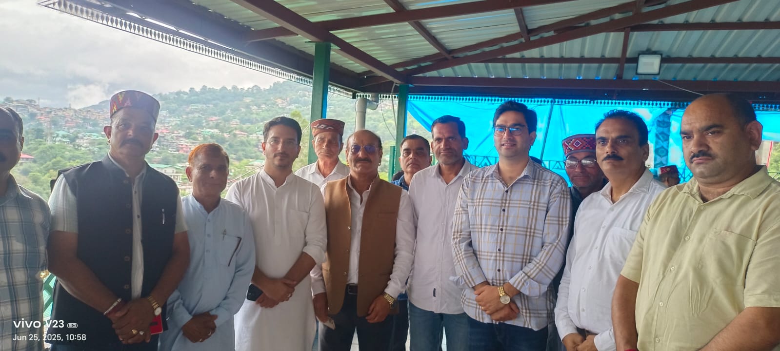 स्व किशन कपूर की जयंती पर आयोजित कार्यक्रम में मौजूद लोग। स्व किशन कपूर की जयंती पर आयोजित कार्यक्रम में मौजूद लोग।