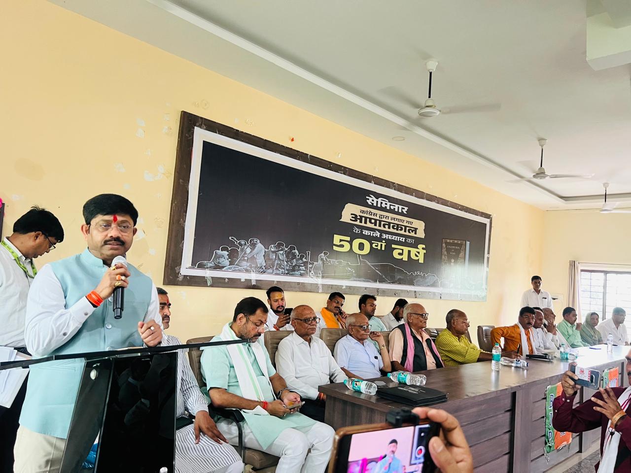 संबोधित करते मंत्री संबोधित करते मंत्री