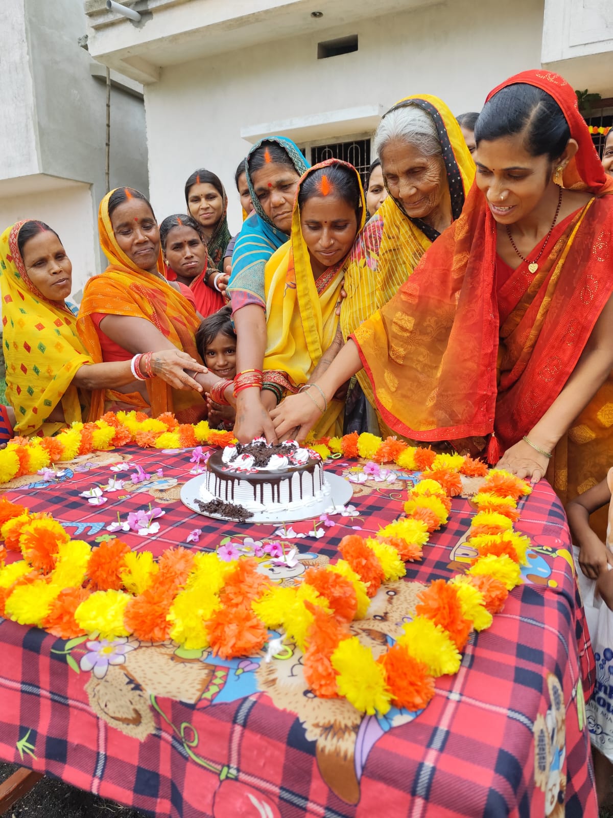 पीएम आवास को लेकर खुशी मनाती लाभुक