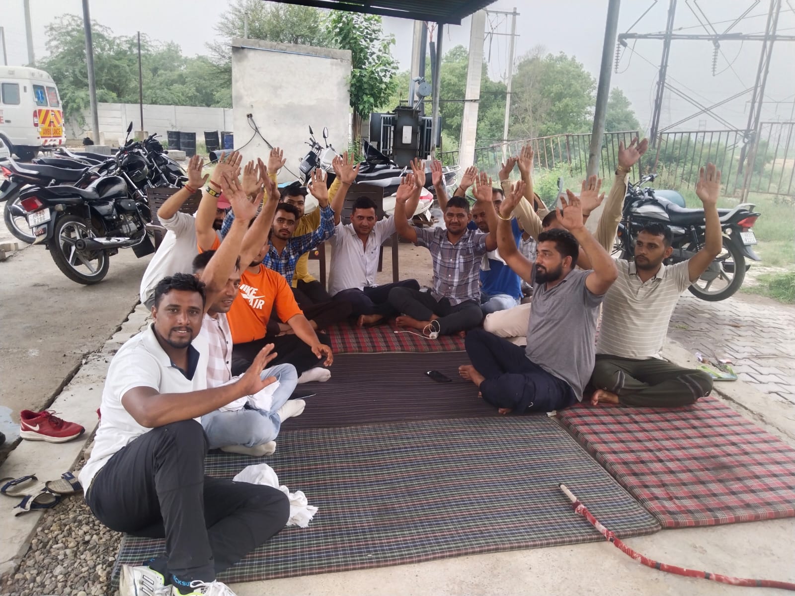 धरने पर बैठे कर्मचारी। धरने पर बैठे कर्मचारी।