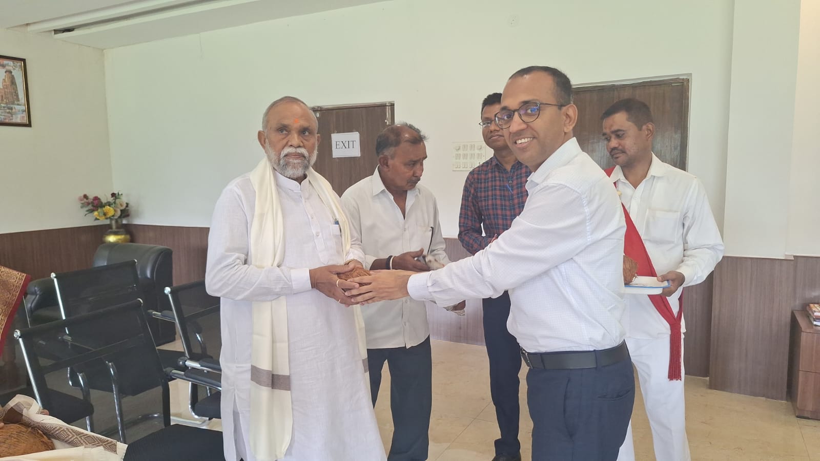 कोरबा कलेक्टर अजीत वसंत ने मीसा बंदियों का किया सम्मान, सम्मान पाकर अभिभूत हुए मीसाबंदी कोरबा कलेक्टर अजीत वसंत ने मीसा बंदियों का किया सम्मान, सम्मान पाकर अभिभूत हुए मीसाबंदी