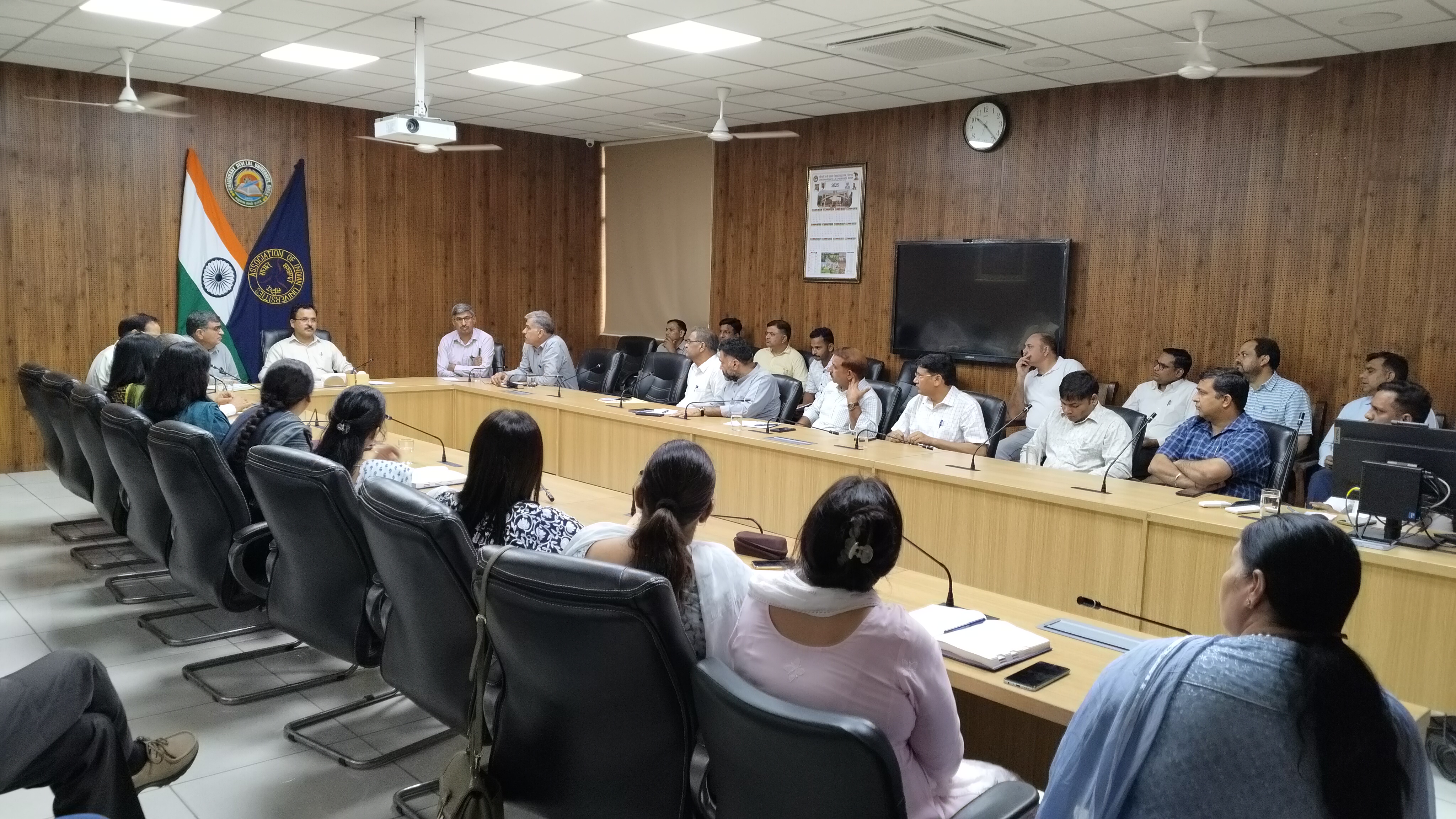 बैठक को संबोधित करते कुलपति प्रो. विजय कुमार। बैठक को संबोधित करते कुलपति प्रो. विजय कुमार।