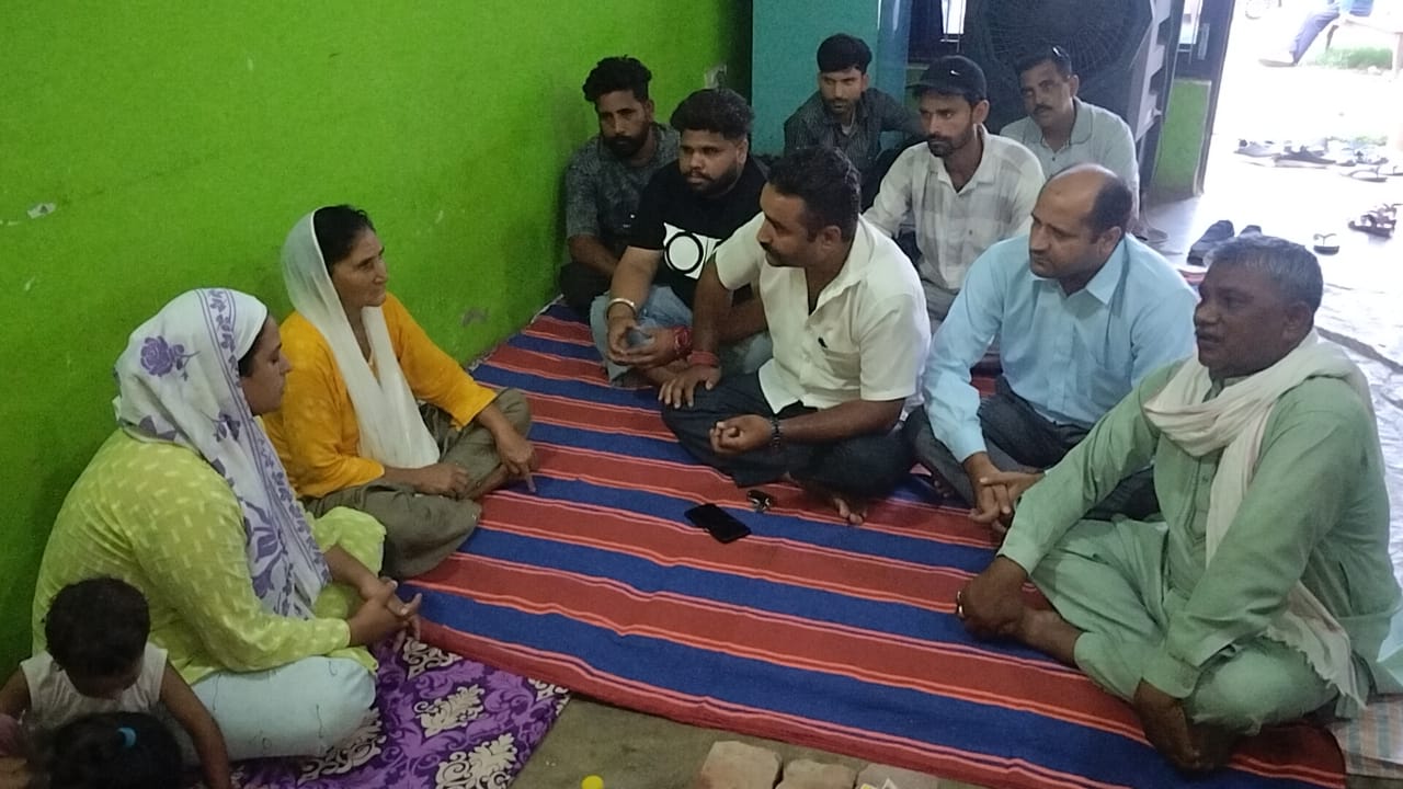 दुखद घटना के बाद पीड़ित परिवार से मिले पीडीपी नेता, दैनिक वेतनभोगियों के लिए न्याय की मांग दुखद घटना के बाद पीड़ित परिवार से मिले पीडीपी नेता, दैनिक वेतनभोगियों के लिए न्याय की मांग