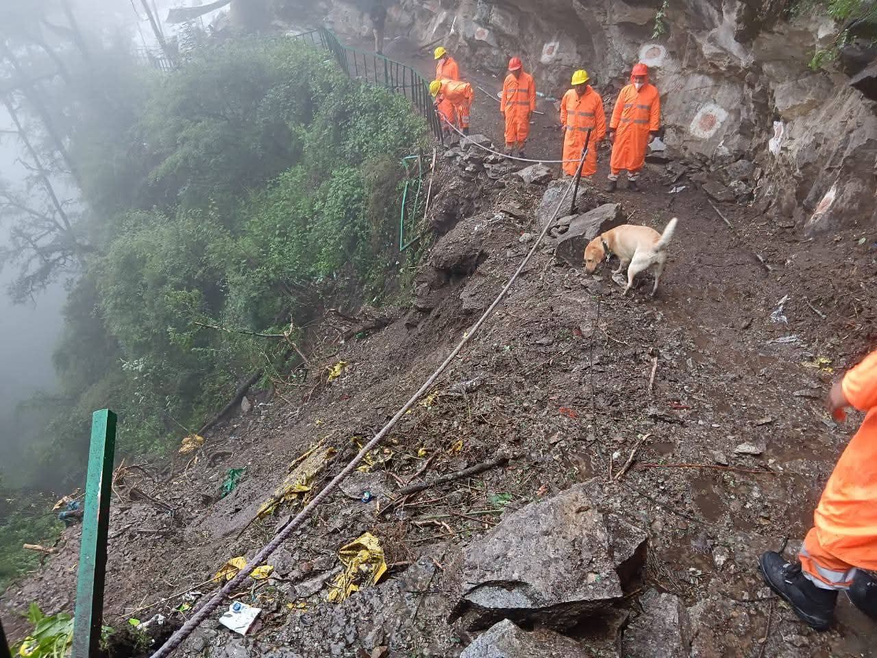 बुधवार को बारिश के बीच सर्च अभियान जारी। बुधवार को बारिश के बीच सर्च अभियान जारी।