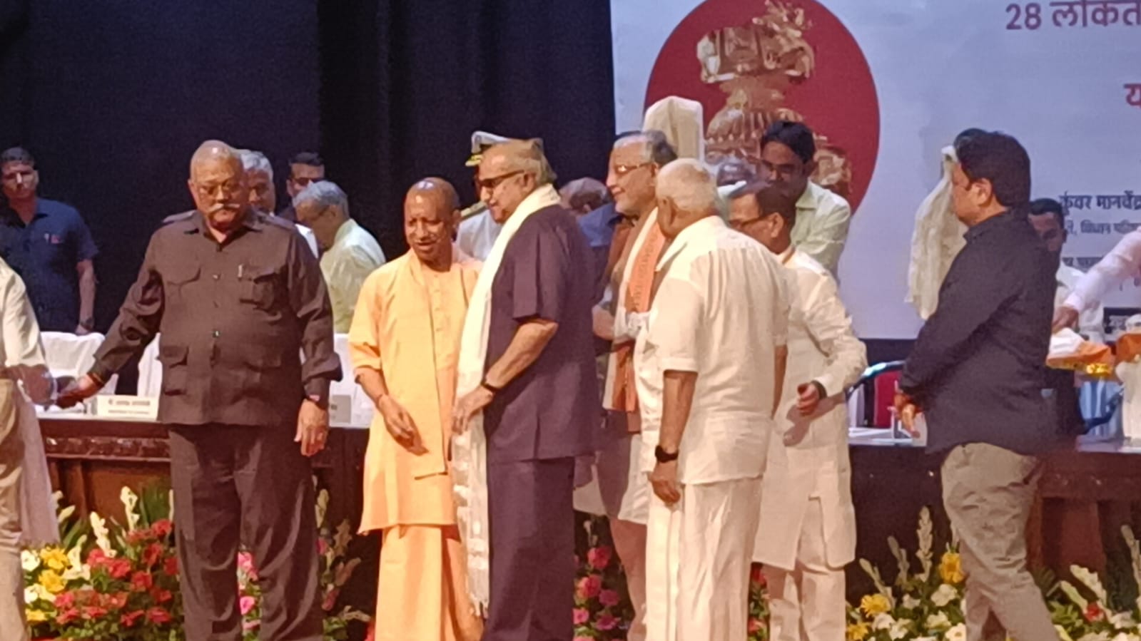 सीतापुर के पूर्व एमएलसी एवं लोकतंत्र सेनानी भरत त्रिपाठी को सम्मानित करते मुख्यमंत्री सीतापुर के पूर्व एमएलसी एवं लोकतंत्र सेनानी भरत त्रिपाठी को सम्मानित करते मुख्यमंत्री