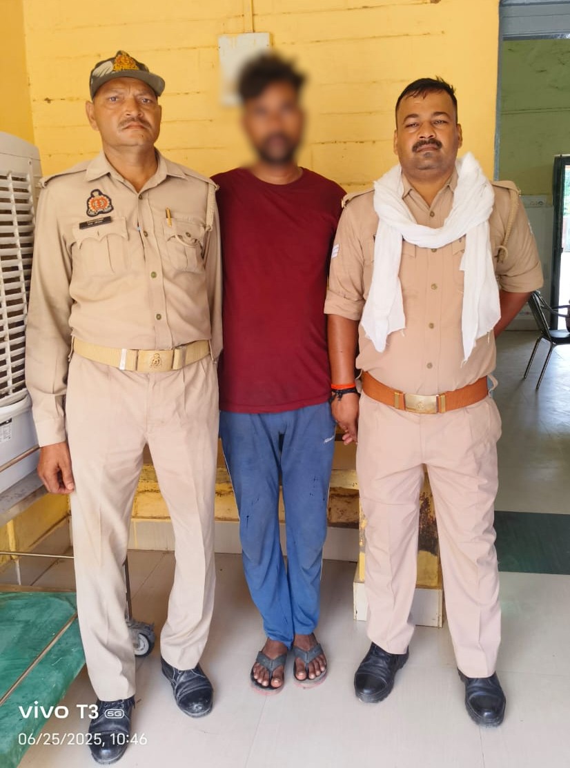 दहेज प्रताड़ना के मामले में गिरफ्तार आरोपी व पुलिस। दहेज प्रताड़ना के मामले में गिरफ्तार आरोपी व पुलिस।