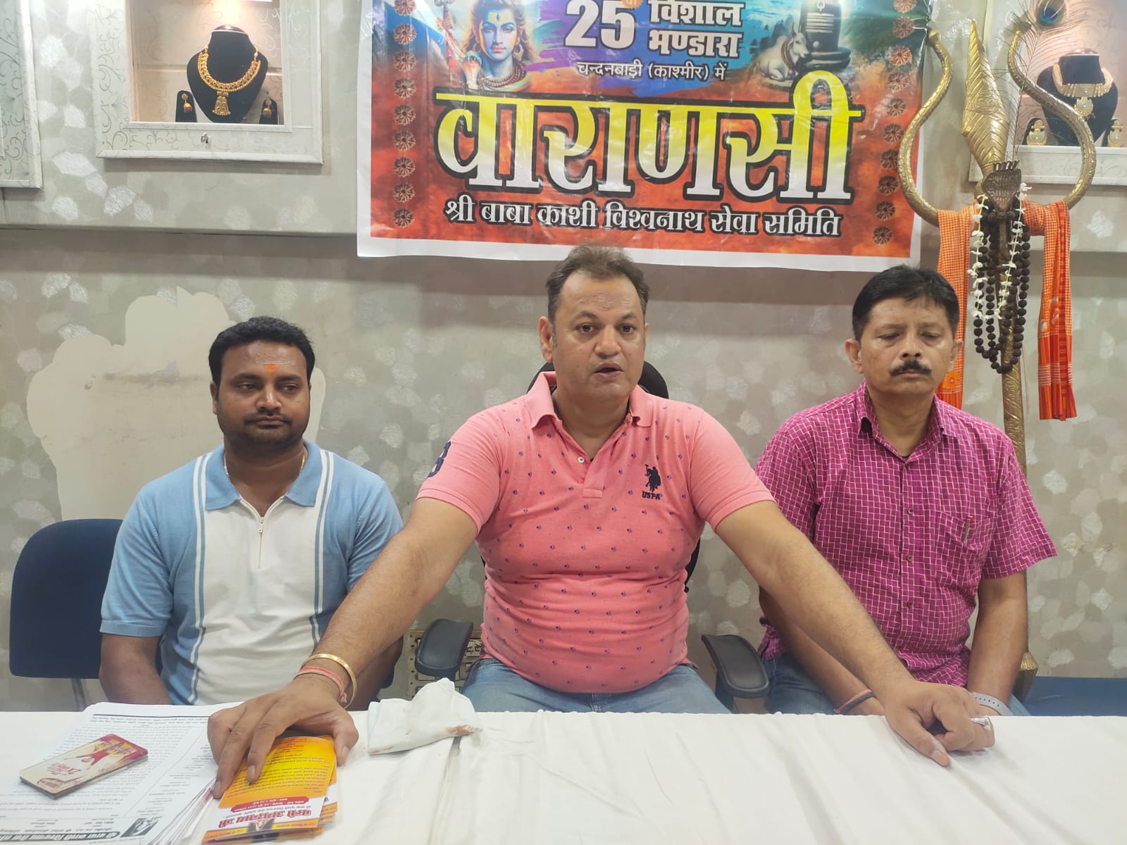 अमरनाथ यात्रियों के लिए काशी का विशाल भंडारा, चन्दनबाड़ी सेवा शिविर की जानकारी देते बंटी सिंह अमरनाथ यात्रियों के लिए काशी का विशाल भंडारा, चन्दनबाड़ी सेवा शिविर की जानकारी देते बंटी सिंह