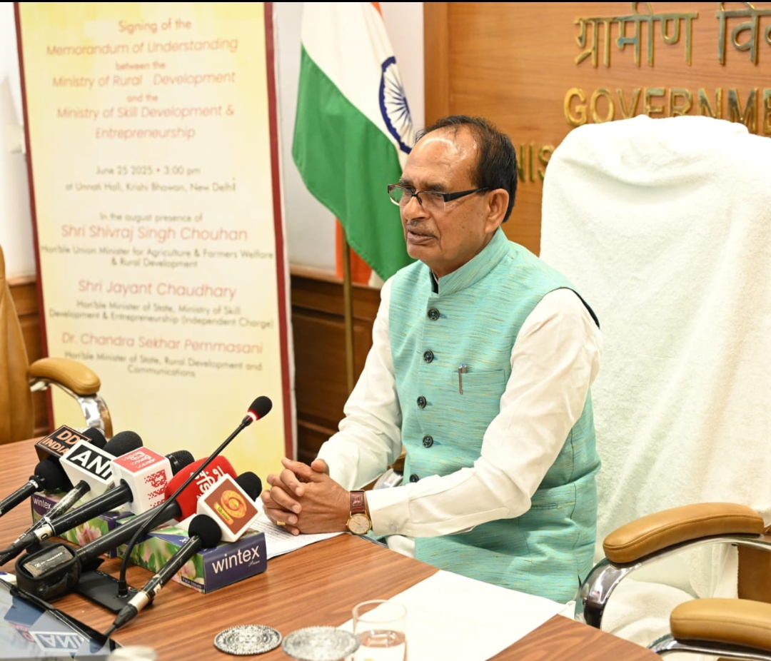 प्रेस वार्ता को संबोधित करते हुए शिवराज सिंह चौहान प्रेस वार्ता को संबोधित करते हुए शिवराज सिंह चौहान