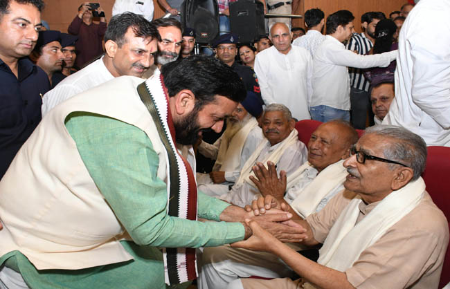 इमरजेंसी में जेल जाने वालों को सम्मानित करते मुख्यमंत्री नायब सैनी इमरजेंसी में जेल जाने वालों को सम्मानित करते मुख्यमंत्री नायब सैनी