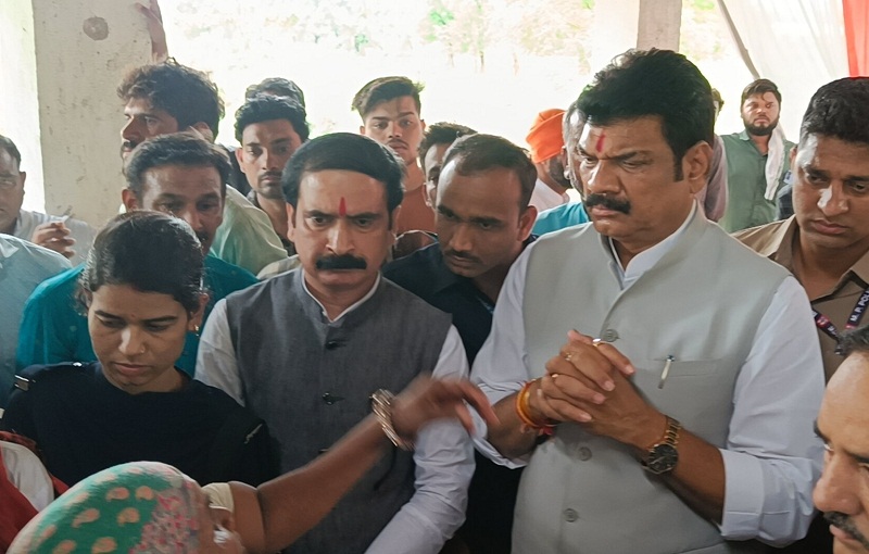 गुना में दुर्घटना स्थल पहुंचे प्रभारी मंत्री राजपूत गुना में दुर्घटना स्थल पहुंचे प्रभारी मंत्री राजपूत