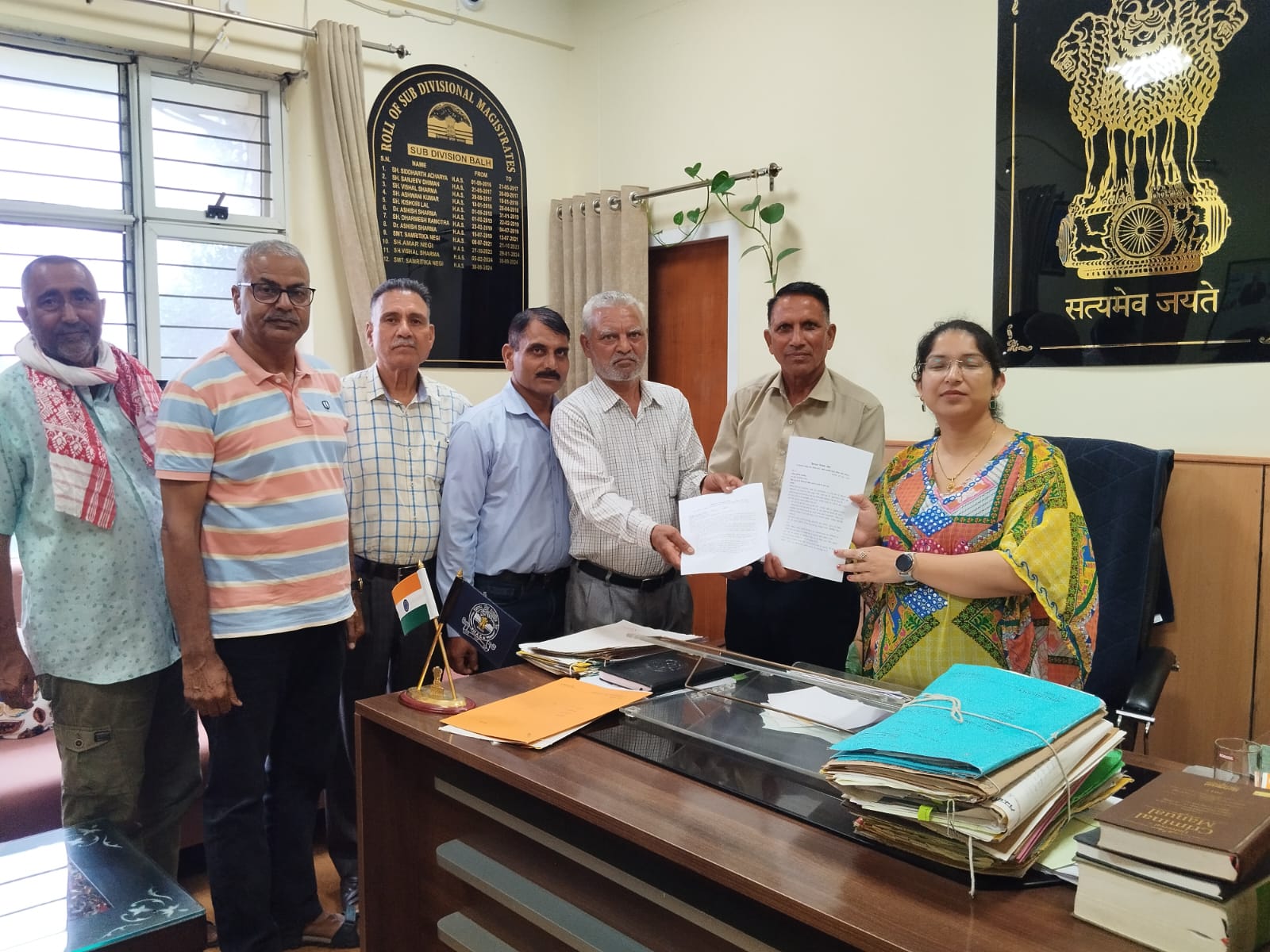 एसडीएम बल्ह को मांगपत्र सौंपते हुए किसान सभा के पदाधिकारी। एसडीएम बल्ह को मांगपत्र सौंपते हुए किसान सभा के पदाधिकारी।