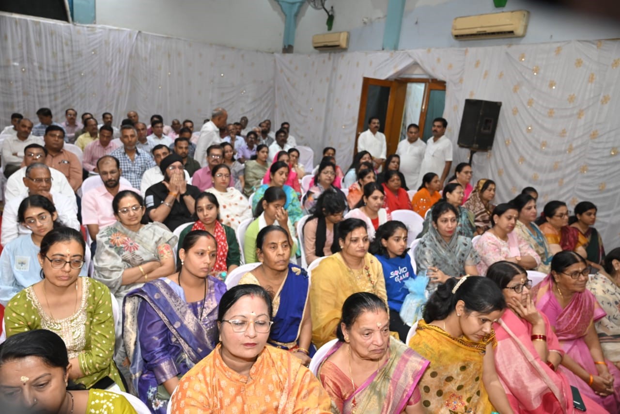 व्याख्यान सुनने उमड़ी शहरवासियों की भीड़। व्याख्यान सुनने उमड़ी शहरवासियों की भीड़।