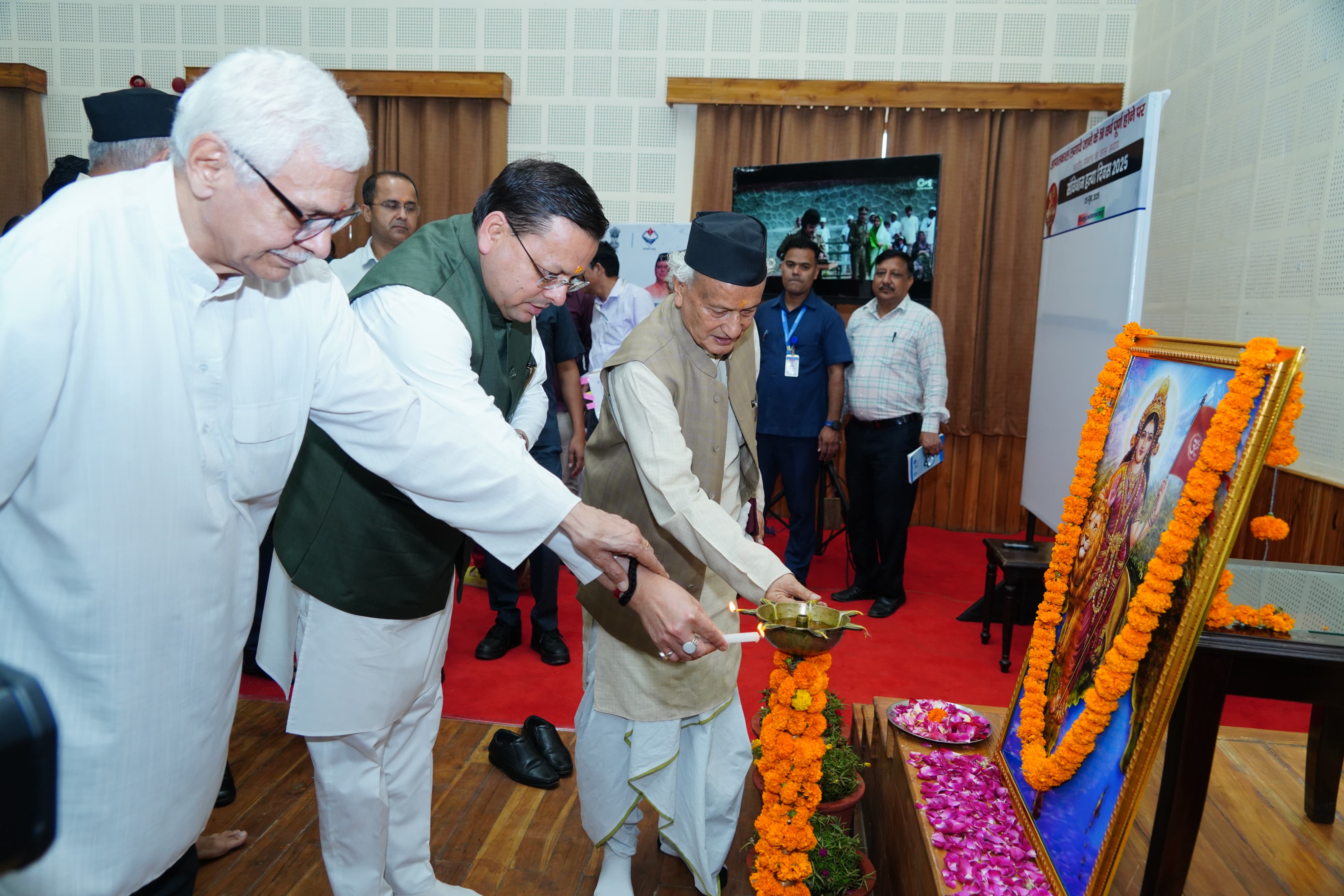मुख्यमंत्री पुष्कर सिंह धामी मुख्यमंत्री आवास में आपातकाल के 50 वर्ष पर आयोजित कार्यक्रम का दीप प्रज्वलित कर शुभारंभ करते । मुख्यमंत्री पुष्कर सिंह धामी मुख्यमंत्री आवास में आपातकाल के 50 वर्ष पर आयोजित कार्यक्रम का दीप प्रज्वलित कर शुभारंभ करते ।