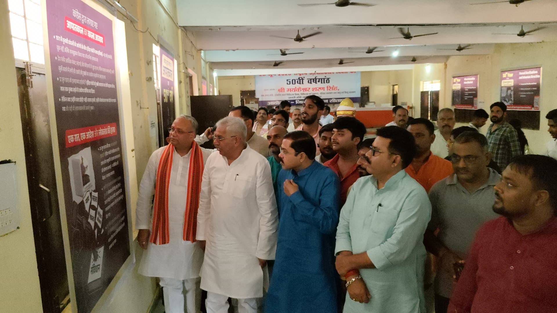 राजकीय इंटर कॉलेज में इमरजेंसी पर लगाई गई प्रदर्शनी का अवलोकन करते हुए पदाधिकारी गण राजकीय इंटर कॉलेज में इमरजेंसी पर लगाई गई प्रदर्शनी का अवलोकन करते हुए पदाधिकारी गण